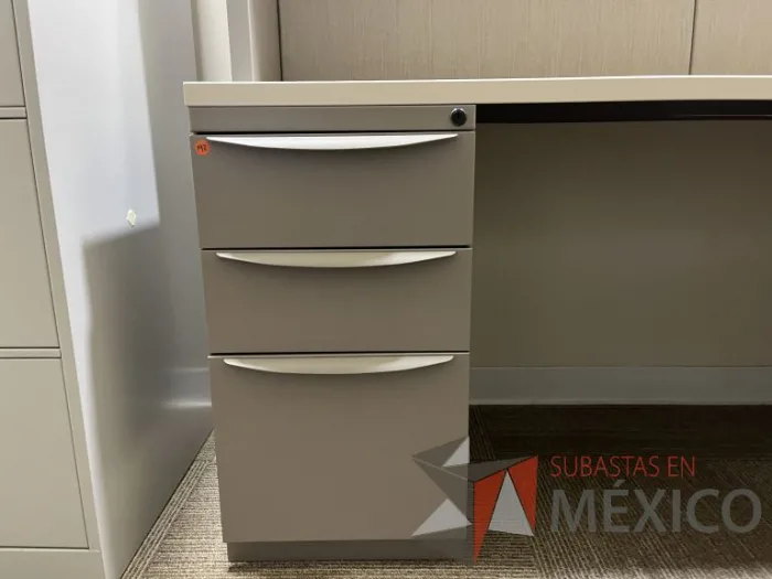 Lote 009 - Escritorio en escuadra con archivero de pedestal de 3 cajones, cubierta color blanco - Imagen 4