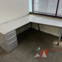 Lote 010 - Escritorio en escuadra con archivero de pedestal de 3 cajones, cubierta color blanco 