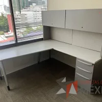 Lote 011 - Escritorio en escuadra con archivero de pedestal de 3 cajones, 2 gavetas sobrepuestas y cubierta color blanco - Imagen 2