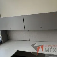 Lote 011 - Escritorio en escuadra con archivero de pedestal de 3 cajones, 2 gavetas sobrepuestas y cubierta color blanco - Imagen 3