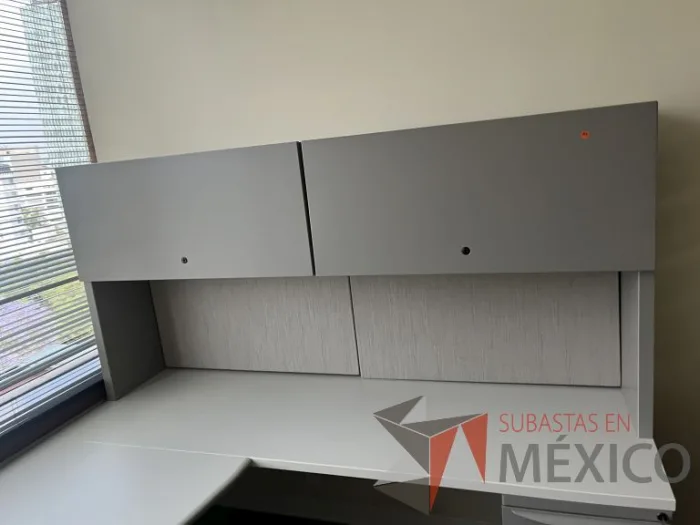 Lote 011 - Escritorio en escuadra con archivero de pedestal de 3 cajones, 2 gavetas sobrepuestas y cubierta color blanco - Imagen 3