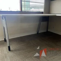 Lote 011 - Escritorio en escuadra con archivero de pedestal de 3 cajones, 2 gavetas sobrepuestas y cubierta color blanco - Imagen 5
