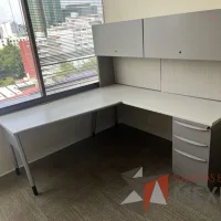 Lote 011 - Escritorio en escuadra con archivero de pedestal de 3 cajones, 2 gavetas sobrepuestas y cubierta color blanco