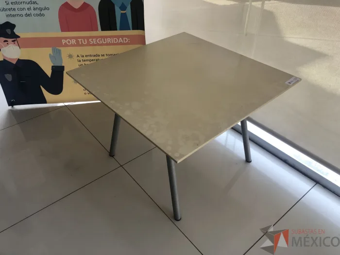 Lote 001 - Mesa de apoyo cubierta color beige - Imagen 6