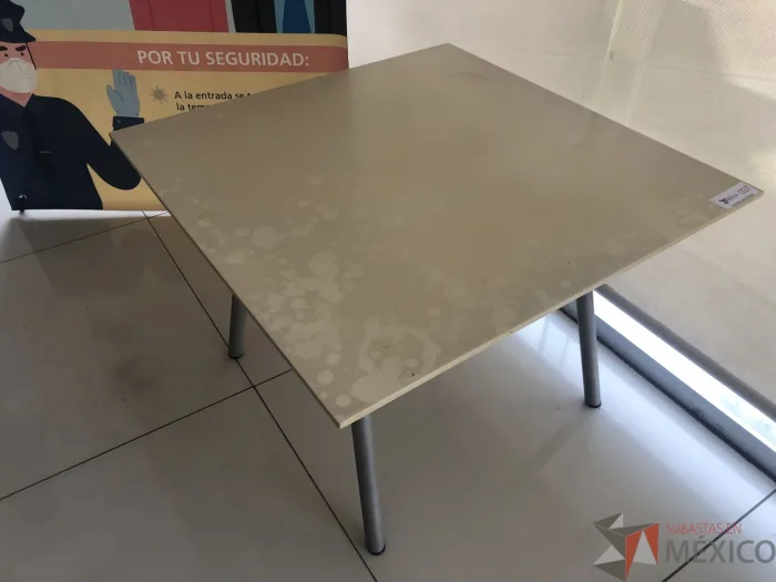 Lote 001 - Mesa de apoyo cubierta color beige - Imagen 4
