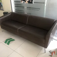 Lote 002 - Sillón de 3 plazas de piel color café - Imagen 5