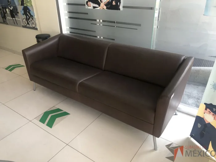 Lote 002 - Sillón de 3 plazas de piel color café - Imagen 5