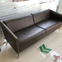 Lote 002 - Sillón de 3 plazas de piel color café - Imagen 6