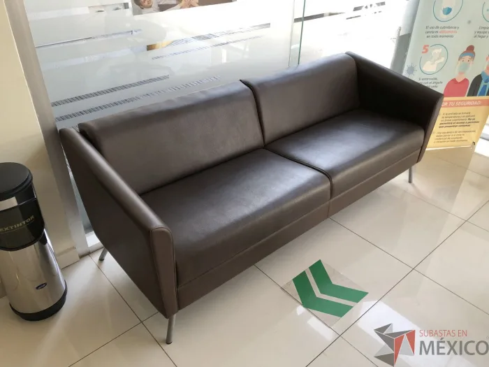Lote 002 - Sillón de 3 plazas de piel color café - Imagen 6