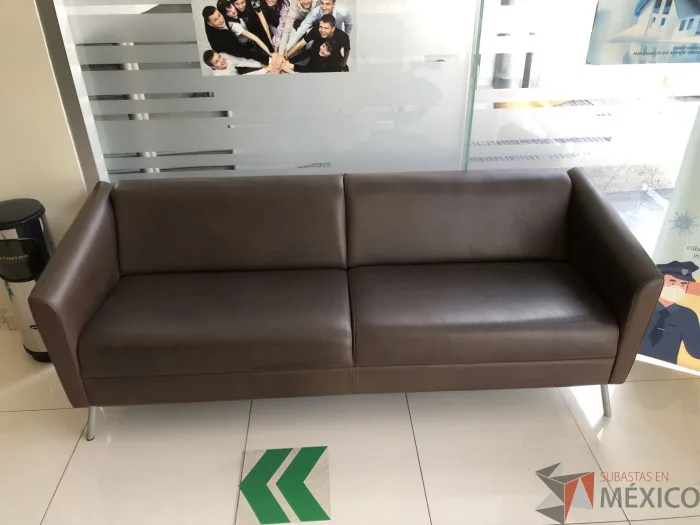 Lote 002 - Sillón de 3 plazas de piel color café - Imagen 4