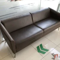 Lote 002 - Sillón de 3 plazas de piel color café