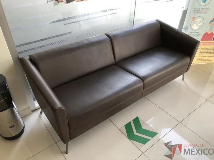 Lote 002 - Sillón de 3 plazas de piel color café