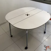 Lote 007 - Mesa de trabajo plegable para 4 personas con orificios para cable y estructura metálica