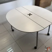 Lote 007 - Mesa de trabajo plegable para 4 personas con orificios para cable y estructura metálica - Imagen 7