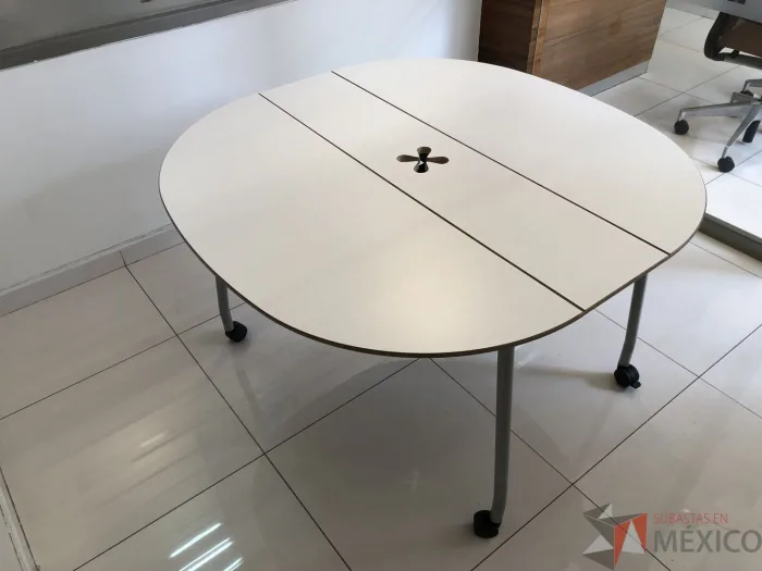 Lote 007 - Mesa de trabajo plegable para 4 personas con orificios para cable y estructura metálica - Imagen 7
