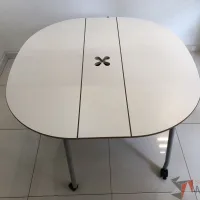 Lote 007 - Mesa de trabajo plegable para 4 personas con orificios para cable y estructura metálica - Imagen 5