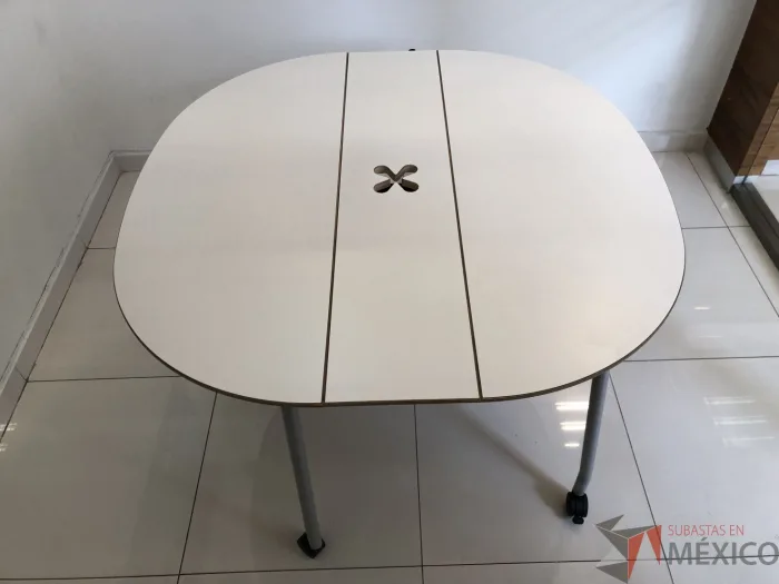 Lote 007 - Mesa de trabajo plegable para 4 personas con orificios para cable y estructura metálica - Imagen 5