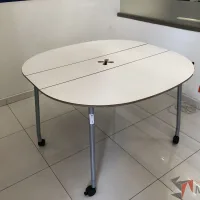 Lote 007 - Mesa de trabajo plegable para 4 personas con orificios para cable y estructura metálica - Imagen 6