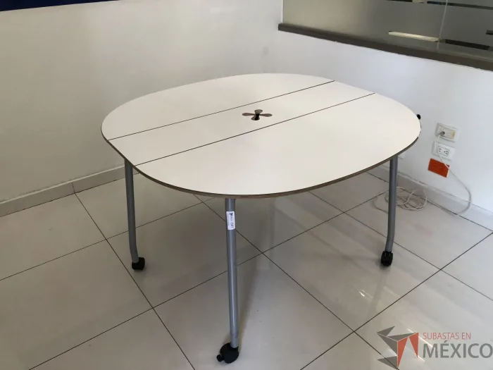 Lote 007 - Mesa de trabajo plegable para 4 personas con orificios para cable y estructura metálica - Imagen 6
