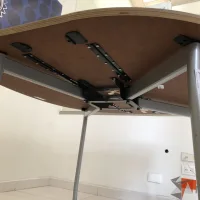 Lote 007 - Mesa de trabajo plegable para 4 personas con orificios para cable y estructura metálica - Imagen 4