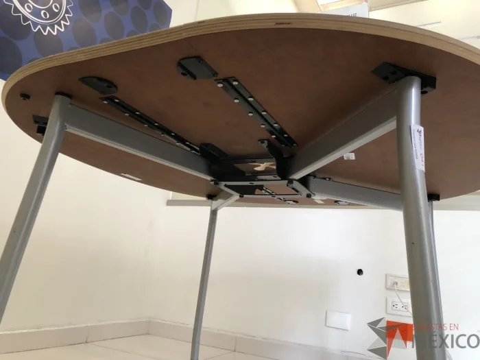 Lote 007 - Mesa de trabajo plegable para 4 personas con orificios para cable y estructura metálica - Imagen 4