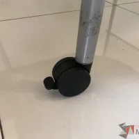 Lote 007 - Mesa de trabajo plegable para 4 personas con orificios para cable y estructura metálica - Imagen 8