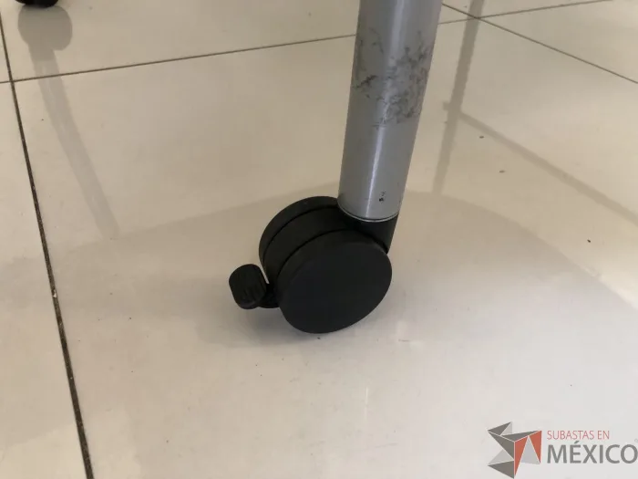 Lote 007 - Mesa de trabajo plegable para 4 personas con orificios para cable y estructura metálica - Imagen 8