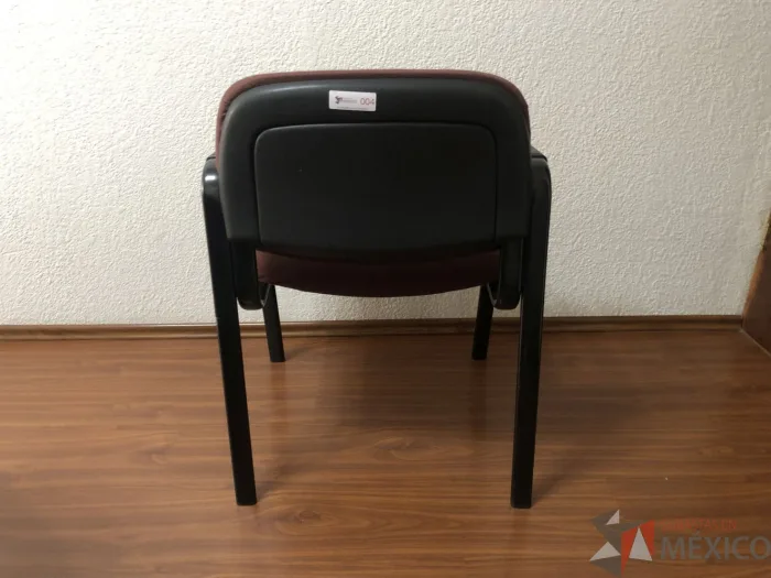 Lote 004 - 4 Sillas fijas, asiento y respaldo en tela color vino - Imagen 4