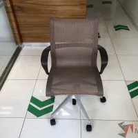 Lote 011 - Silla ejecutiva con ruedas, descansabrazos, asiento y respaldo en malla color café
