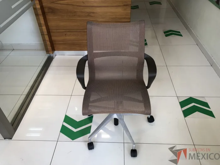 Lote 011 - Silla ejecutiva con ruedas, descansabrazos, asiento y respaldo en malla color café