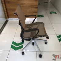Lote 011 - Silla ejecutiva con ruedas, descansabrazos, asiento y respaldo en malla color café - Imagen 4