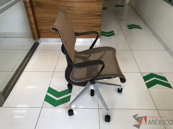 Lote 011 - Silla ejecutiva con ruedas, descansabrazos, asiento y respaldo en malla color café - Imagen 4
