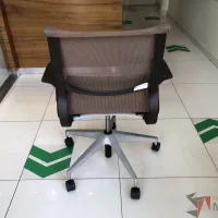 Lote 011 - Silla ejecutiva con ruedas, descansabrazos, asiento y respaldo en malla color café - Imagen 3
