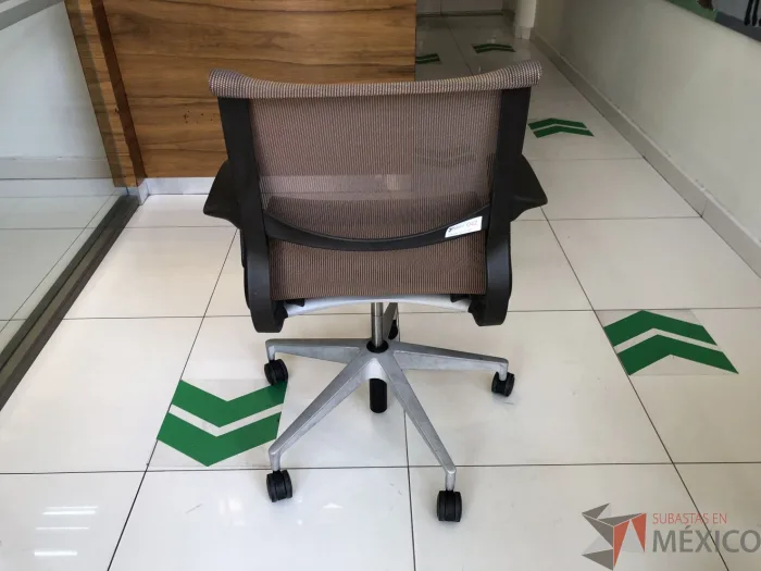 Lote 011 - Silla ejecutiva con ruedas, descansabrazos, asiento y respaldo en malla color café - Imagen 3
