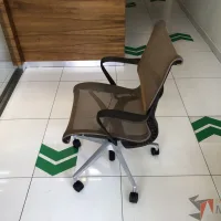 Lote 011 - Silla ejecutiva con ruedas, descansabrazos, asiento y respaldo en malla color café - Imagen 2