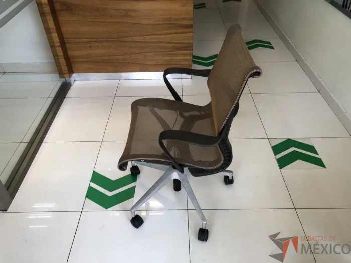 Lote 011 - Silla ejecutiva con ruedas, descansabrazos, asiento y respaldo en malla color café - Imagen 2