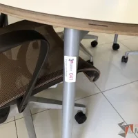 Lote 007 - Mesa de trabajo plegable para 4 personas con orificios para cable y estructura metálica - Imagen 9