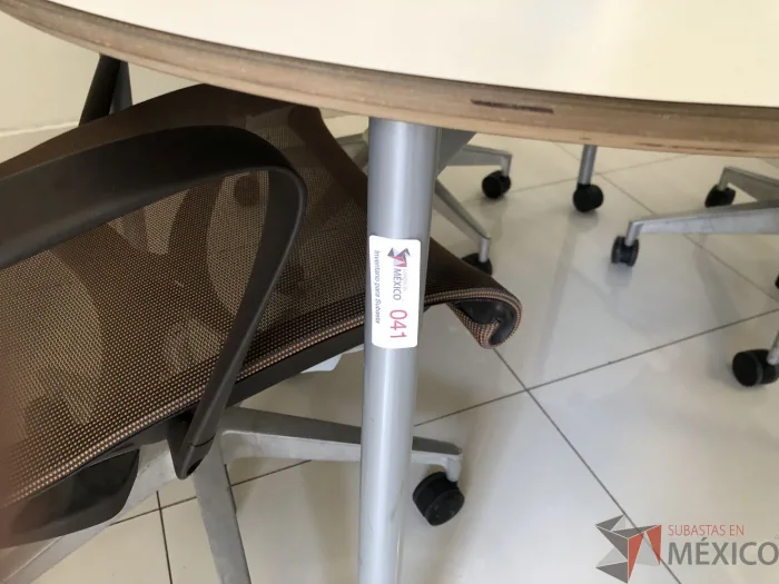 Lote 007 - Mesa de trabajo plegable para 4 personas con orificios para cable y estructura metálica - Imagen 9