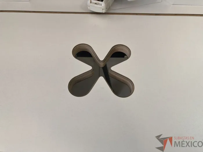 Lote 007 - Mesa de trabajo plegable para 4 personas con orificios para cable y estructura metálica - Imagen 10