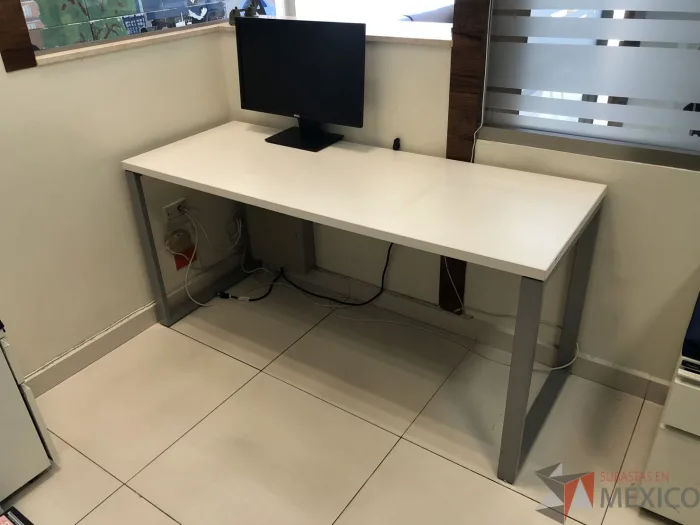 Lote 019 - Mesa de trabajo para 1 persona