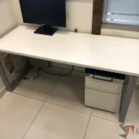 Lote 019 - Mesa de trabajo para 1 persona - Imagen 2