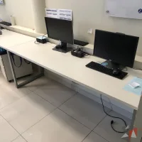 Lote 017 - Mesa de trabajo para 4 personas