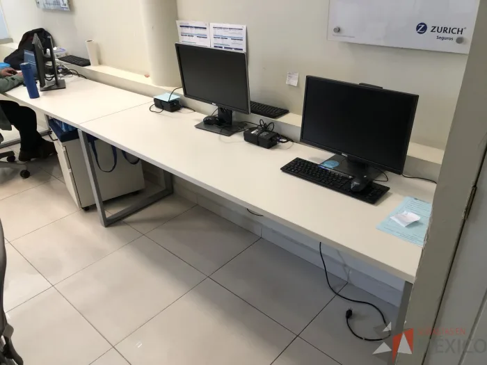 Lote 017 - Mesa de trabajo para 4 personas