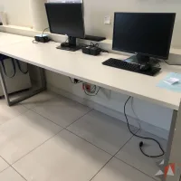 Lote 017 - Mesa de trabajo para 4 personas - Imagen 3