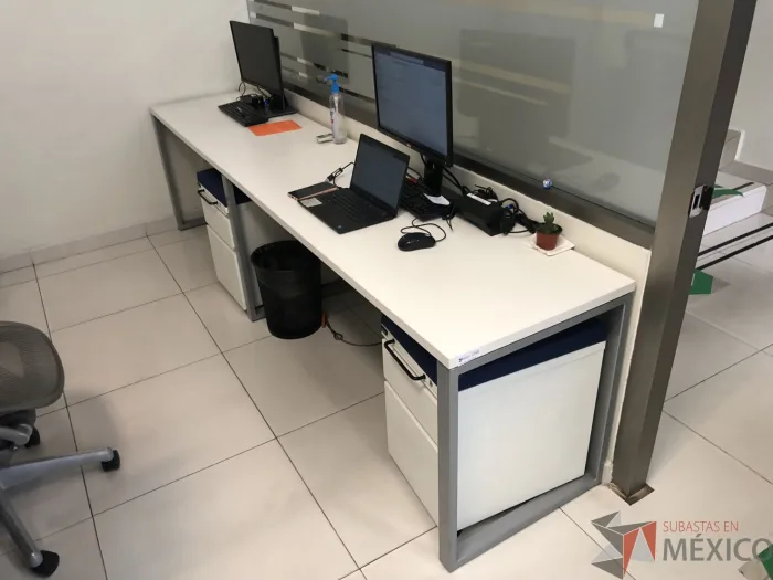 Lote 018 - Mesa de trabajo para 2 personas - Imagen 8