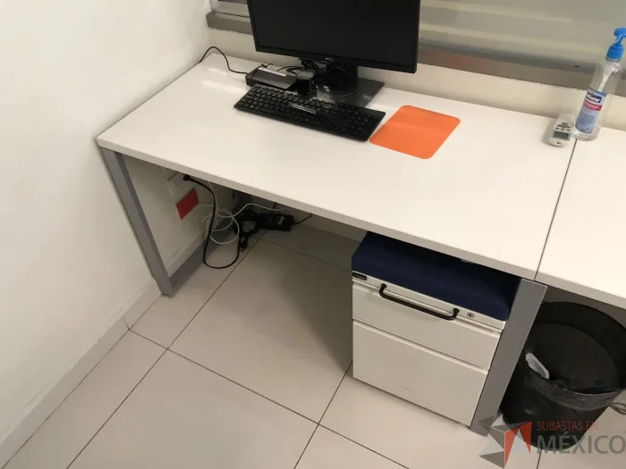 Lote 018 - Mesa de trabajo para 2 personas - Imagen 6