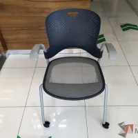 Lote 091 - Silla de visita con ruedas, descansabrazos, asiento en malla y respaldo en plástico color azul