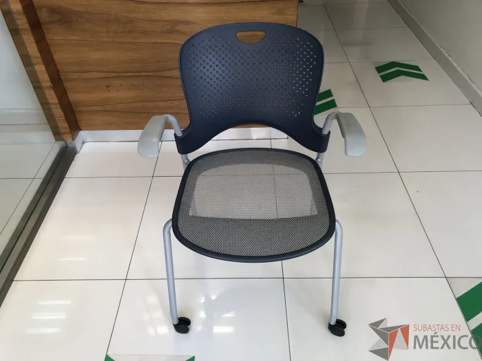 Lote 091 - Silla de visita con ruedas, descansabrazos, asiento en malla y respaldo en plástico color azul