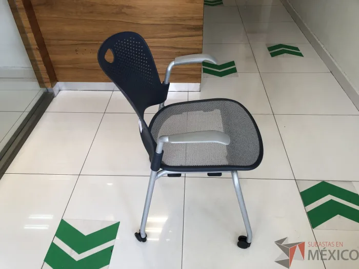 Lote 091 - Silla de visita con ruedas, descansabrazos, asiento en malla y respaldo en plástico color azul - Imagen 2