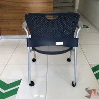 Lote 091 - Silla de visita con ruedas, descansabrazos, asiento en malla y respaldo en plástico color azul - Imagen 4